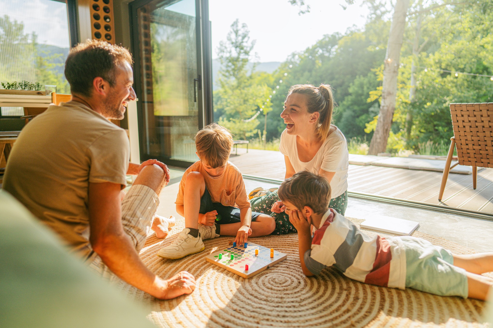 Eine Familie spielt zusammen ein Brettspiel