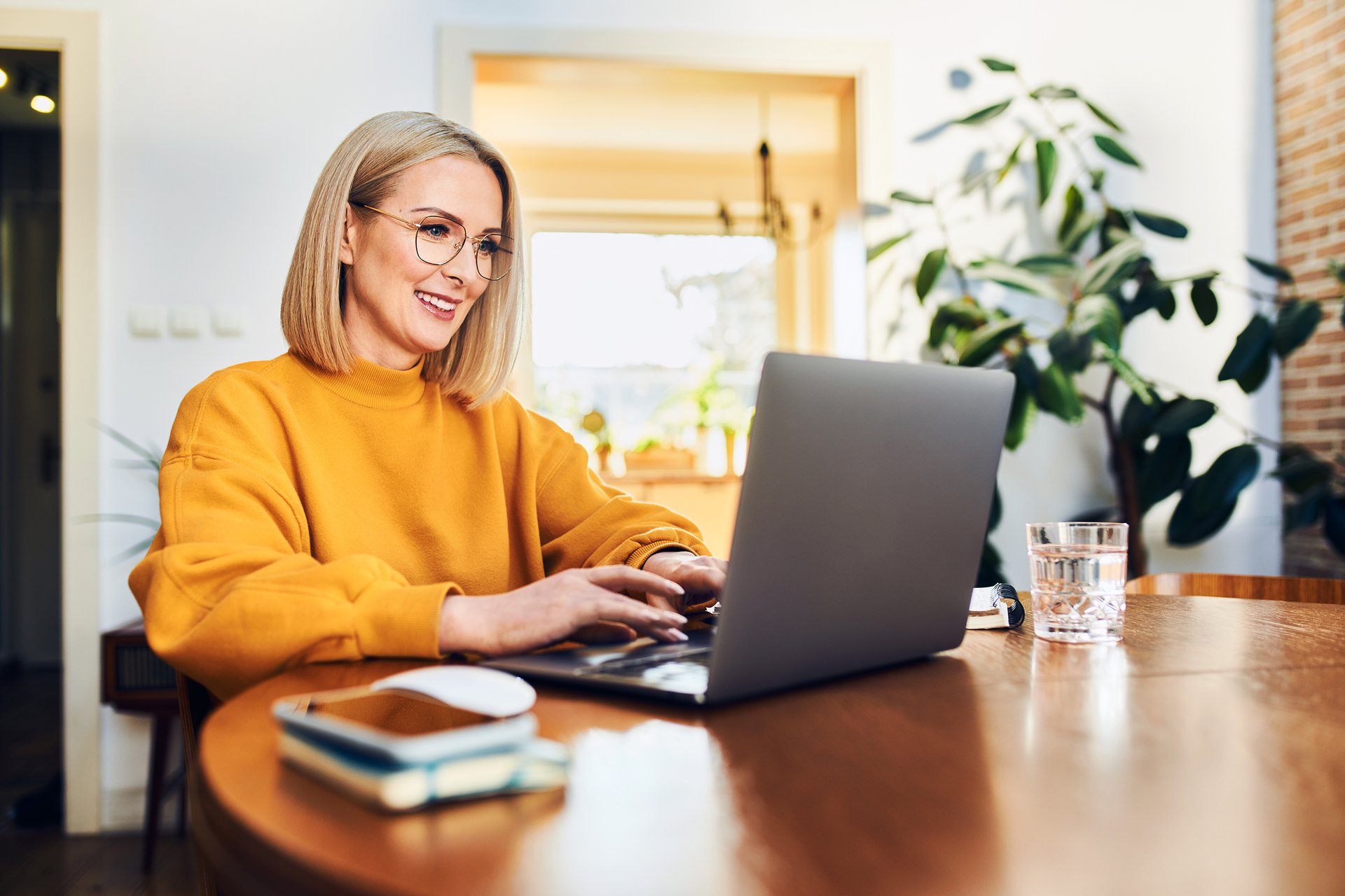 Frau such am Laptop nach Leistungen Versicherungen